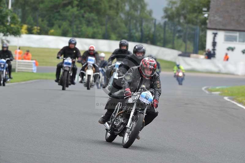 Mallory park Leicestershire;Mallory park photographs;Motorcycle action photographs;classic bikes;event digital images;eventdigitalimages;mallory park;no limits trackday;peter wileman photography;vintage bikes;vintage motorcycles;vmcc festival 1000 bikes