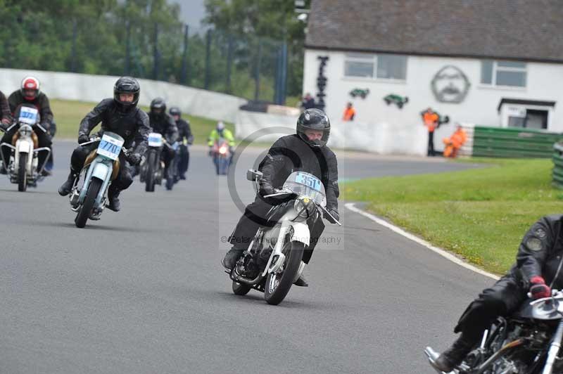 Mallory park Leicestershire;Mallory park photographs;Motorcycle action photographs;classic bikes;event digital images;eventdigitalimages;mallory park;no limits trackday;peter wileman photography;vintage bikes;vintage motorcycles;vmcc festival 1000 bikes