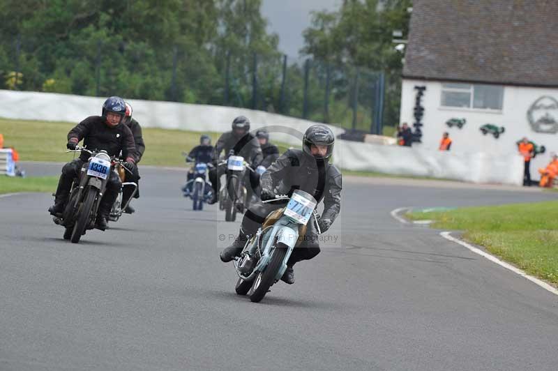 Mallory park Leicestershire;Mallory park photographs;Motorcycle action photographs;classic bikes;event digital images;eventdigitalimages;mallory park;no limits trackday;peter wileman photography;vintage bikes;vintage motorcycles;vmcc festival 1000 bikes