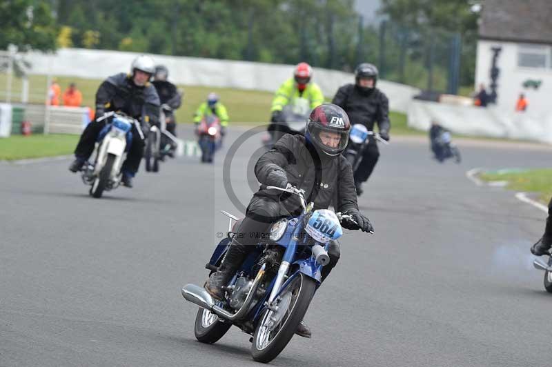 Mallory park Leicestershire;Mallory park photographs;Motorcycle action photographs;classic bikes;event digital images;eventdigitalimages;mallory park;no limits trackday;peter wileman photography;vintage bikes;vintage motorcycles;vmcc festival 1000 bikes