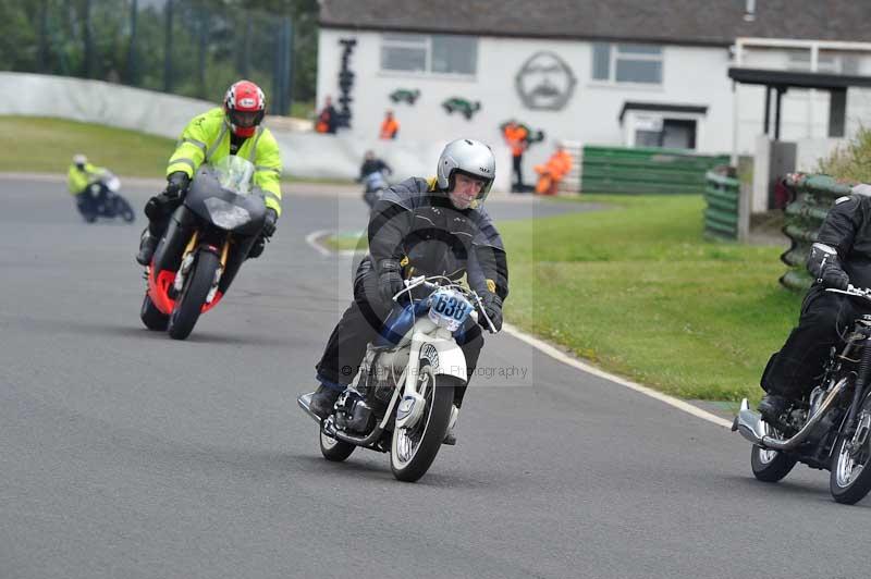 Mallory park Leicestershire;Mallory park photographs;Motorcycle action photographs;classic bikes;event digital images;eventdigitalimages;mallory park;no limits trackday;peter wileman photography;vintage bikes;vintage motorcycles;vmcc festival 1000 bikes