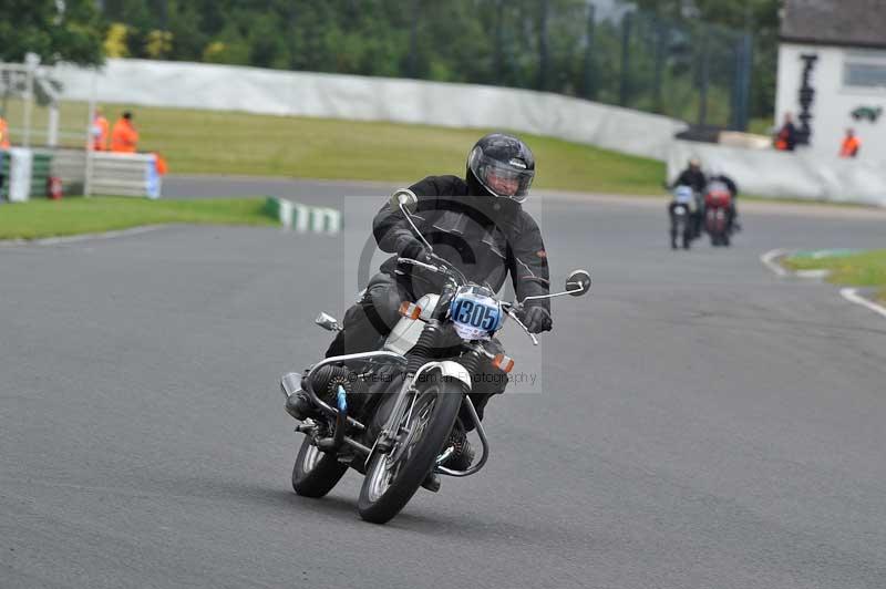 Mallory park Leicestershire;Mallory park photographs;Motorcycle action photographs;classic bikes;event digital images;eventdigitalimages;mallory park;no limits trackday;peter wileman photography;vintage bikes;vintage motorcycles;vmcc festival 1000 bikes