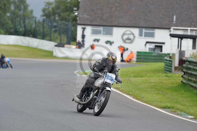 Mallory park Leicestershire;Mallory park photographs;Motorcycle action photographs;classic bikes;event digital images;eventdigitalimages;mallory park;no limits trackday;peter wileman photography;vintage bikes;vintage motorcycles;vmcc festival 1000 bikes