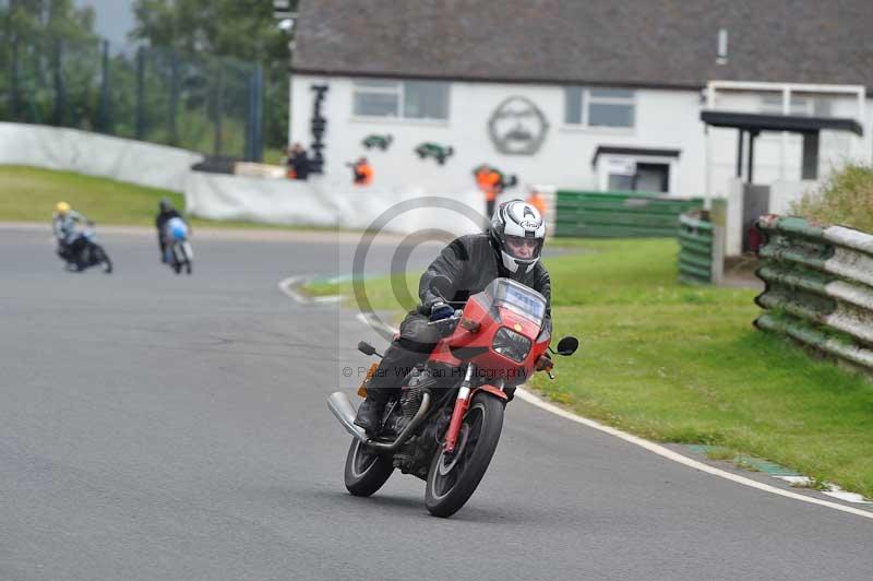 Mallory park Leicestershire;Mallory park photographs;Motorcycle action photographs;classic bikes;event digital images;eventdigitalimages;mallory park;no limits trackday;peter wileman photography;vintage bikes;vintage motorcycles;vmcc festival 1000 bikes