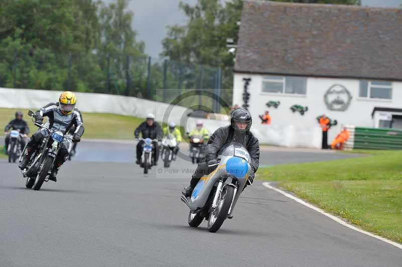 Mallory park Leicestershire;Mallory park photographs;Motorcycle action photographs;classic bikes;event digital images;eventdigitalimages;mallory park;no limits trackday;peter wileman photography;vintage bikes;vintage motorcycles;vmcc festival 1000 bikes