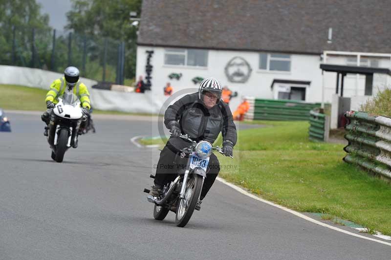 Mallory park Leicestershire;Mallory park photographs;Motorcycle action photographs;classic bikes;event digital images;eventdigitalimages;mallory park;no limits trackday;peter wileman photography;vintage bikes;vintage motorcycles;vmcc festival 1000 bikes