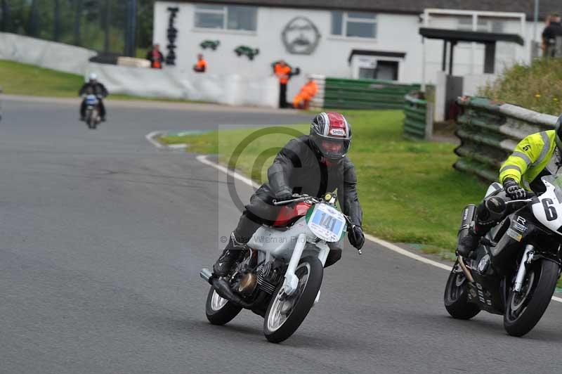 Mallory park Leicestershire;Mallory park photographs;Motorcycle action photographs;classic bikes;event digital images;eventdigitalimages;mallory park;no limits trackday;peter wileman photography;vintage bikes;vintage motorcycles;vmcc festival 1000 bikes