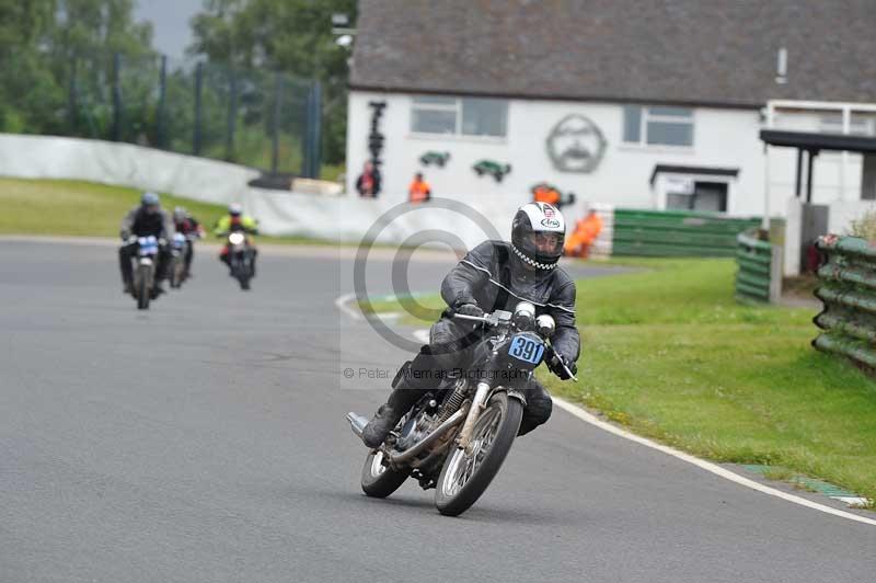 Mallory park Leicestershire;Mallory park photographs;Motorcycle action photographs;classic bikes;event digital images;eventdigitalimages;mallory park;no limits trackday;peter wileman photography;vintage bikes;vintage motorcycles;vmcc festival 1000 bikes