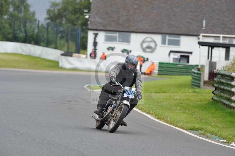 Mallory park Leicestershire;Mallory park photographs;Motorcycle action photographs;classic bikes;event digital images;eventdigitalimages;mallory park;no limits trackday;peter wileman photography;vintage bikes;vintage motorcycles;vmcc festival 1000 bikes