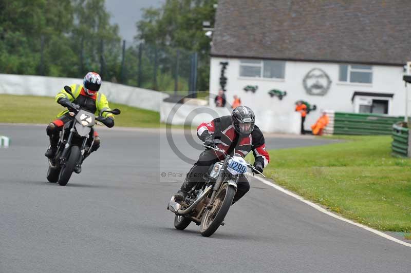 Mallory park Leicestershire;Mallory park photographs;Motorcycle action photographs;classic bikes;event digital images;eventdigitalimages;mallory park;no limits trackday;peter wileman photography;vintage bikes;vintage motorcycles;vmcc festival 1000 bikes