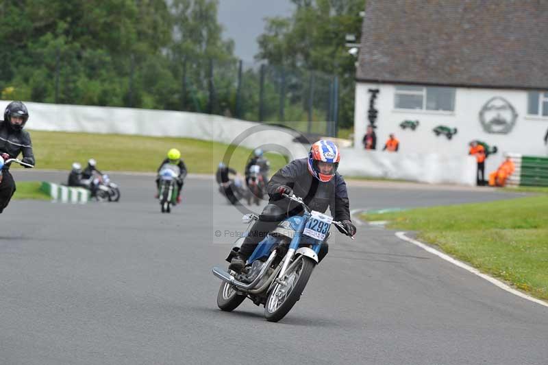 Mallory park Leicestershire;Mallory park photographs;Motorcycle action photographs;classic bikes;event digital images;eventdigitalimages;mallory park;no limits trackday;peter wileman photography;vintage bikes;vintage motorcycles;vmcc festival 1000 bikes