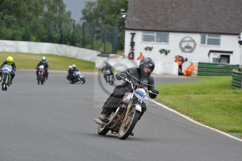 Mallory park Leicestershire;Mallory park photographs;Motorcycle action photographs;classic bikes;event digital images;eventdigitalimages;mallory park;no limits trackday;peter wileman photography;vintage bikes;vintage motorcycles;vmcc festival 1000 bikes