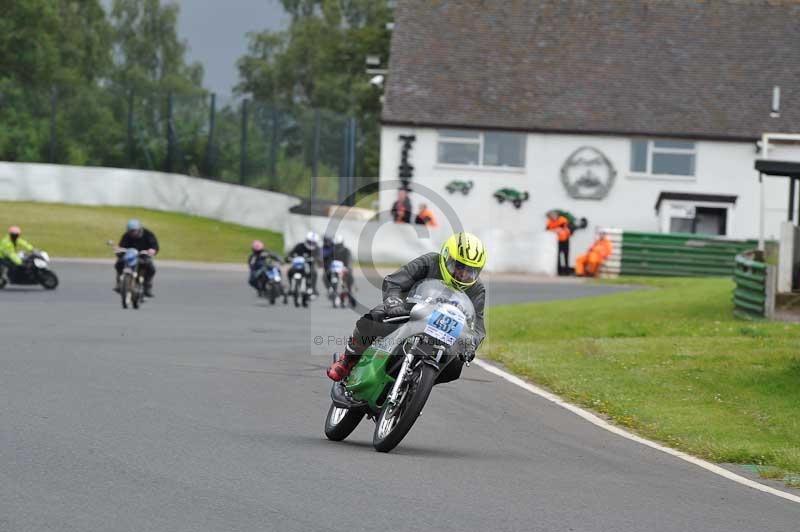 Mallory park Leicestershire;Mallory park photographs;Motorcycle action photographs;classic bikes;event digital images;eventdigitalimages;mallory park;no limits trackday;peter wileman photography;vintage bikes;vintage motorcycles;vmcc festival 1000 bikes