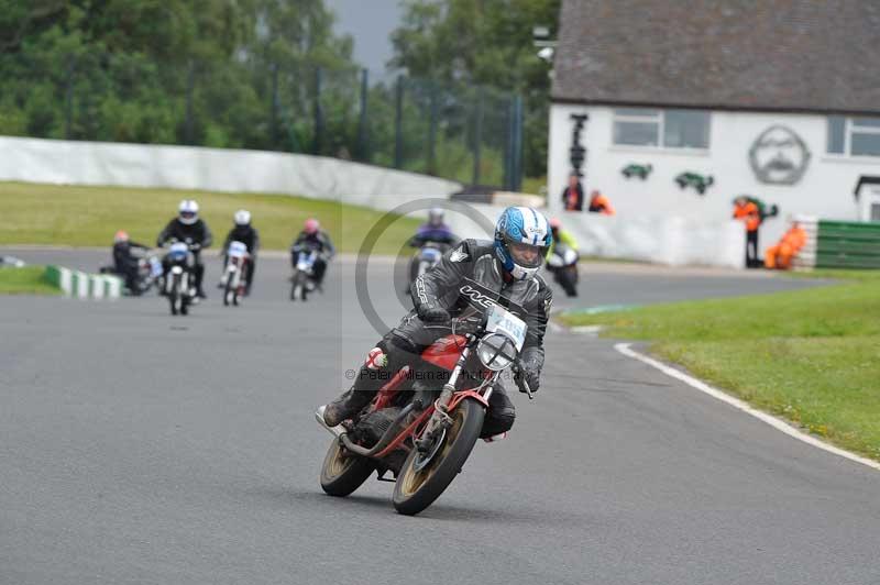 Mallory park Leicestershire;Mallory park photographs;Motorcycle action photographs;classic bikes;event digital images;eventdigitalimages;mallory park;no limits trackday;peter wileman photography;vintage bikes;vintage motorcycles;vmcc festival 1000 bikes