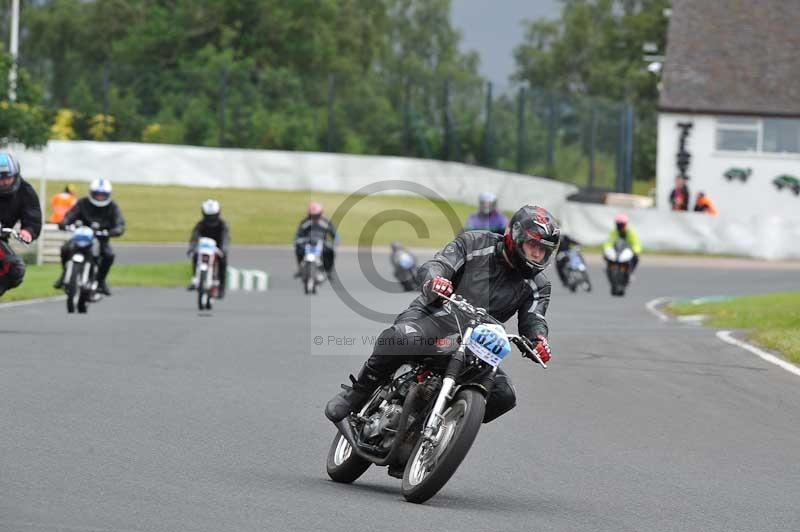 Mallory park Leicestershire;Mallory park photographs;Motorcycle action photographs;classic bikes;event digital images;eventdigitalimages;mallory park;no limits trackday;peter wileman photography;vintage bikes;vintage motorcycles;vmcc festival 1000 bikes