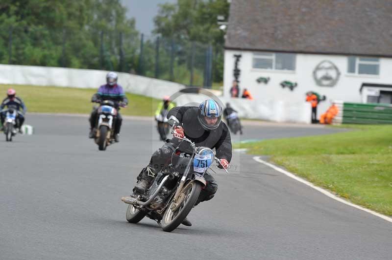 Mallory park Leicestershire;Mallory park photographs;Motorcycle action photographs;classic bikes;event digital images;eventdigitalimages;mallory park;no limits trackday;peter wileman photography;vintage bikes;vintage motorcycles;vmcc festival 1000 bikes