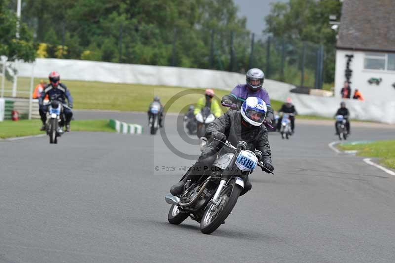Mallory park Leicestershire;Mallory park photographs;Motorcycle action photographs;classic bikes;event digital images;eventdigitalimages;mallory park;no limits trackday;peter wileman photography;vintage bikes;vintage motorcycles;vmcc festival 1000 bikes