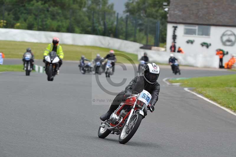 Mallory park Leicestershire;Mallory park photographs;Motorcycle action photographs;classic bikes;event digital images;eventdigitalimages;mallory park;no limits trackday;peter wileman photography;vintage bikes;vintage motorcycles;vmcc festival 1000 bikes