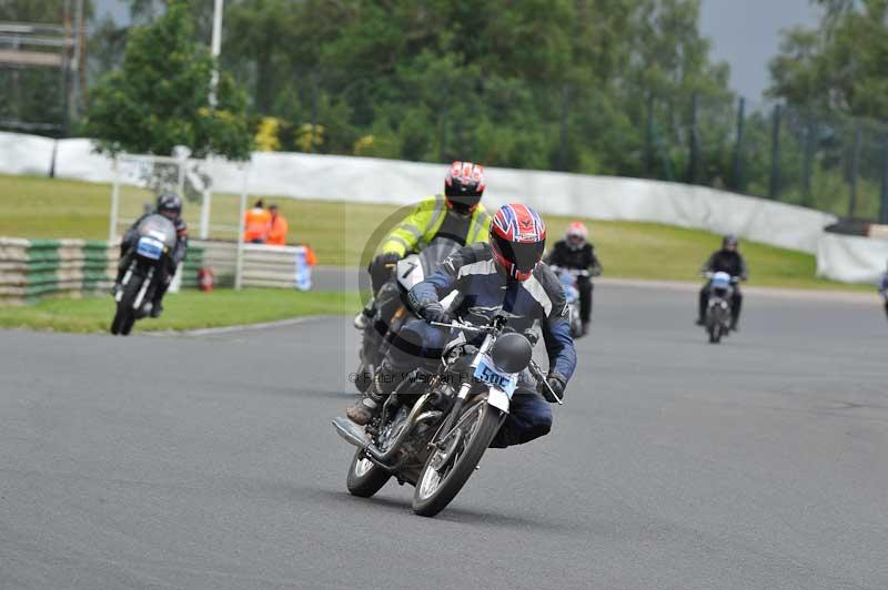 Mallory park Leicestershire;Mallory park photographs;Motorcycle action photographs;classic bikes;event digital images;eventdigitalimages;mallory park;no limits trackday;peter wileman photography;vintage bikes;vintage motorcycles;vmcc festival 1000 bikes