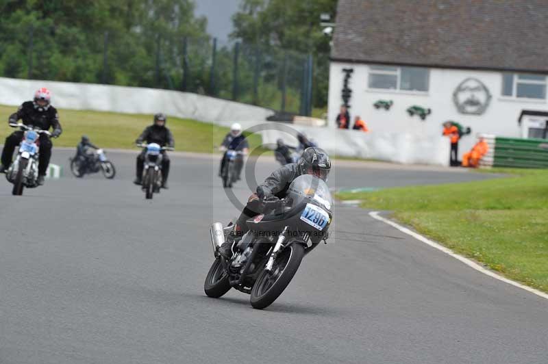 Mallory park Leicestershire;Mallory park photographs;Motorcycle action photographs;classic bikes;event digital images;eventdigitalimages;mallory park;no limits trackday;peter wileman photography;vintage bikes;vintage motorcycles;vmcc festival 1000 bikes