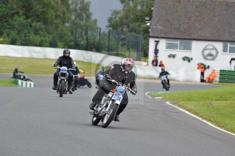 Mallory park Leicestershire;Mallory park photographs;Motorcycle action photographs;classic bikes;event digital images;eventdigitalimages;mallory park;no limits trackday;peter wileman photography;vintage bikes;vintage motorcycles;vmcc festival 1000 bikes