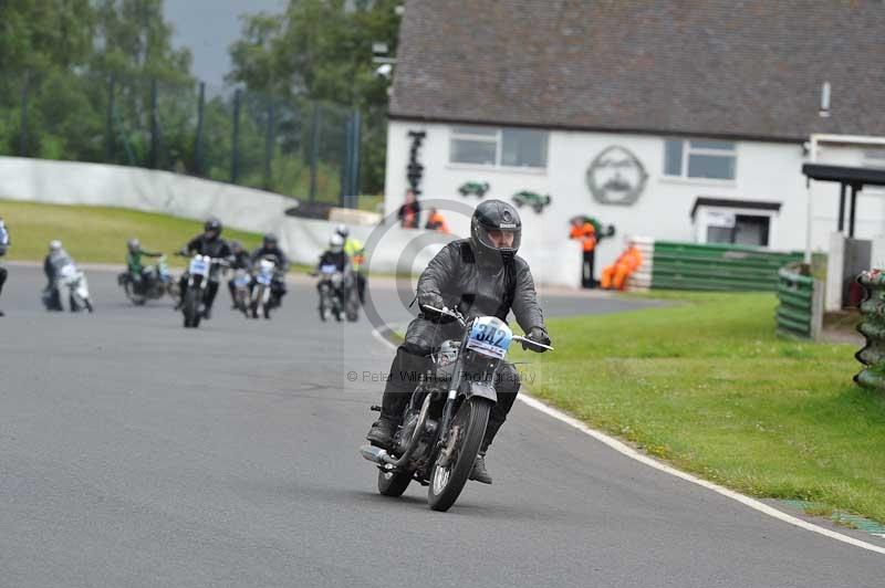 Mallory park Leicestershire;Mallory park photographs;Motorcycle action photographs;classic bikes;event digital images;eventdigitalimages;mallory park;no limits trackday;peter wileman photography;vintage bikes;vintage motorcycles;vmcc festival 1000 bikes