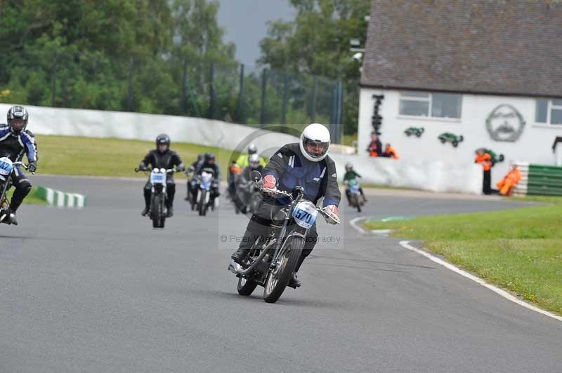 Mallory park Leicestershire;Mallory park photographs;Motorcycle action photographs;classic bikes;event digital images;eventdigitalimages;mallory park;no limits trackday;peter wileman photography;vintage bikes;vintage motorcycles;vmcc festival 1000 bikes