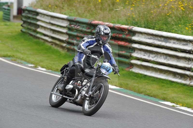 Mallory park Leicestershire;Mallory park photographs;Motorcycle action photographs;classic bikes;event digital images;eventdigitalimages;mallory park;no limits trackday;peter wileman photography;vintage bikes;vintage motorcycles;vmcc festival 1000 bikes