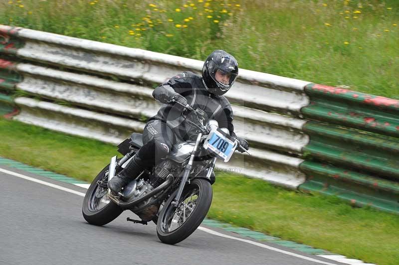 Mallory park Leicestershire;Mallory park photographs;Motorcycle action photographs;classic bikes;event digital images;eventdigitalimages;mallory park;no limits trackday;peter wileman photography;vintage bikes;vintage motorcycles;vmcc festival 1000 bikes