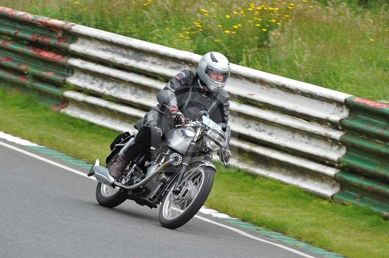 Mallory park Leicestershire;Mallory park photographs;Motorcycle action photographs;classic bikes;event digital images;eventdigitalimages;mallory park;no limits trackday;peter wileman photography;vintage bikes;vintage motorcycles;vmcc festival 1000 bikes