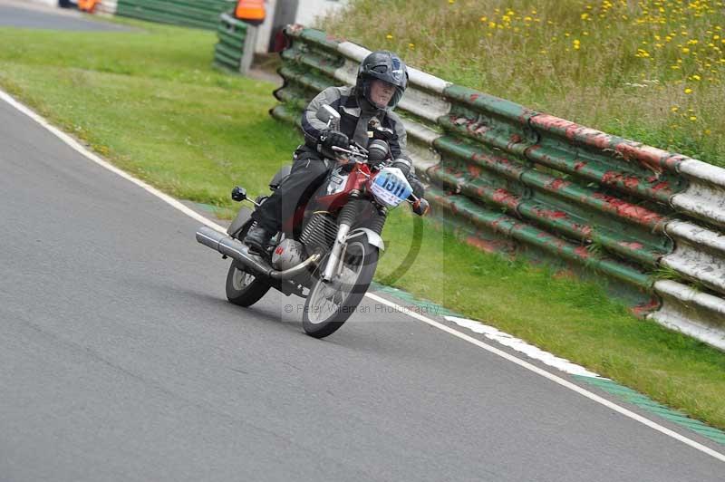 Mallory park Leicestershire;Mallory park photographs;Motorcycle action photographs;classic bikes;event digital images;eventdigitalimages;mallory park;no limits trackday;peter wileman photography;vintage bikes;vintage motorcycles;vmcc festival 1000 bikes