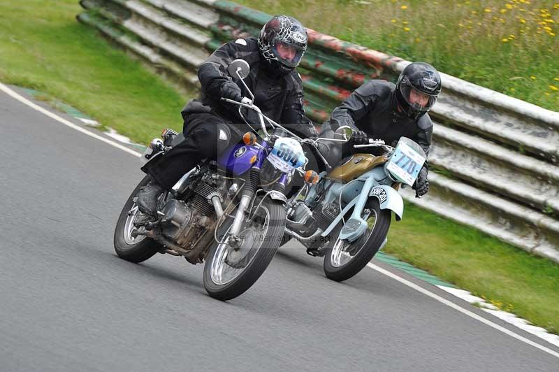 Mallory park Leicestershire;Mallory park photographs;Motorcycle action photographs;classic bikes;event digital images;eventdigitalimages;mallory park;no limits trackday;peter wileman photography;vintage bikes;vintage motorcycles;vmcc festival 1000 bikes