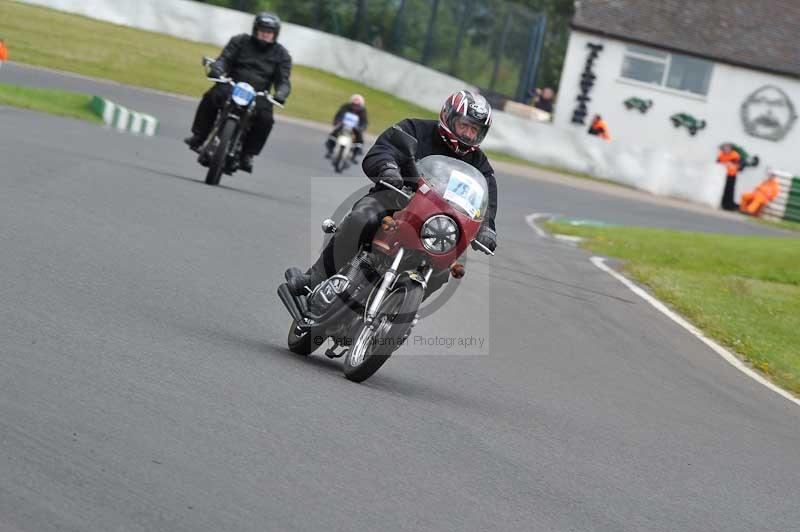 Mallory park Leicestershire;Mallory park photographs;Motorcycle action photographs;classic bikes;event digital images;eventdigitalimages;mallory park;no limits trackday;peter wileman photography;vintage bikes;vintage motorcycles;vmcc festival 1000 bikes
