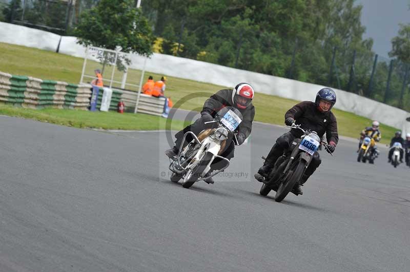 Mallory park Leicestershire;Mallory park photographs;Motorcycle action photographs;classic bikes;event digital images;eventdigitalimages;mallory park;no limits trackday;peter wileman photography;vintage bikes;vintage motorcycles;vmcc festival 1000 bikes