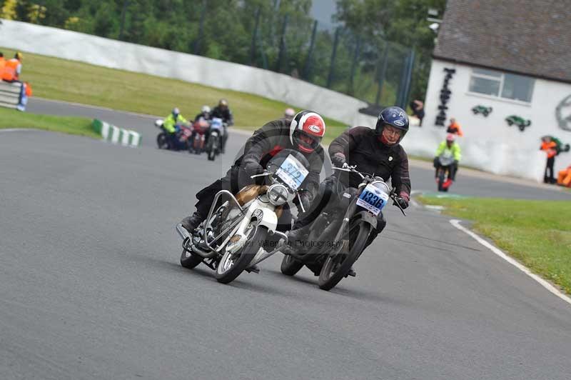 Mallory park Leicestershire;Mallory park photographs;Motorcycle action photographs;classic bikes;event digital images;eventdigitalimages;mallory park;no limits trackday;peter wileman photography;vintage bikes;vintage motorcycles;vmcc festival 1000 bikes