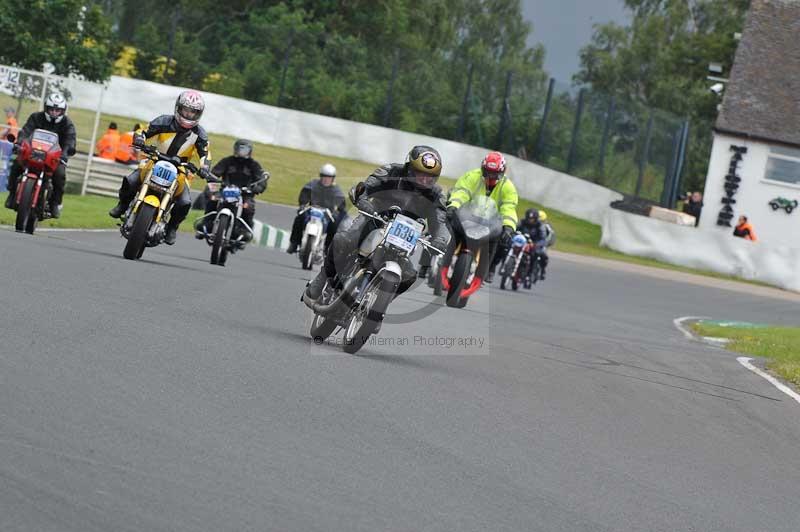Mallory park Leicestershire;Mallory park photographs;Motorcycle action photographs;classic bikes;event digital images;eventdigitalimages;mallory park;no limits trackday;peter wileman photography;vintage bikes;vintage motorcycles;vmcc festival 1000 bikes