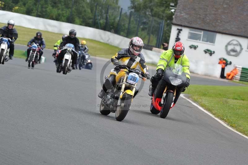 Mallory park Leicestershire;Mallory park photographs;Motorcycle action photographs;classic bikes;event digital images;eventdigitalimages;mallory park;no limits trackday;peter wileman photography;vintage bikes;vintage motorcycles;vmcc festival 1000 bikes