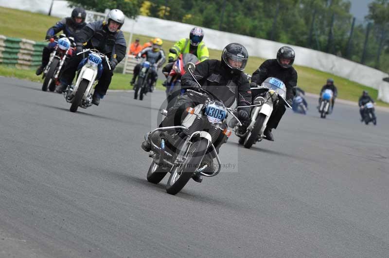 Mallory park Leicestershire;Mallory park photographs;Motorcycle action photographs;classic bikes;event digital images;eventdigitalimages;mallory park;no limits trackday;peter wileman photography;vintage bikes;vintage motorcycles;vmcc festival 1000 bikes