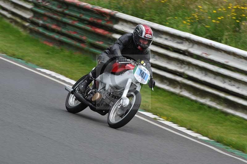 Mallory park Leicestershire;Mallory park photographs;Motorcycle action photographs;classic bikes;event digital images;eventdigitalimages;mallory park;no limits trackday;peter wileman photography;vintage bikes;vintage motorcycles;vmcc festival 1000 bikes