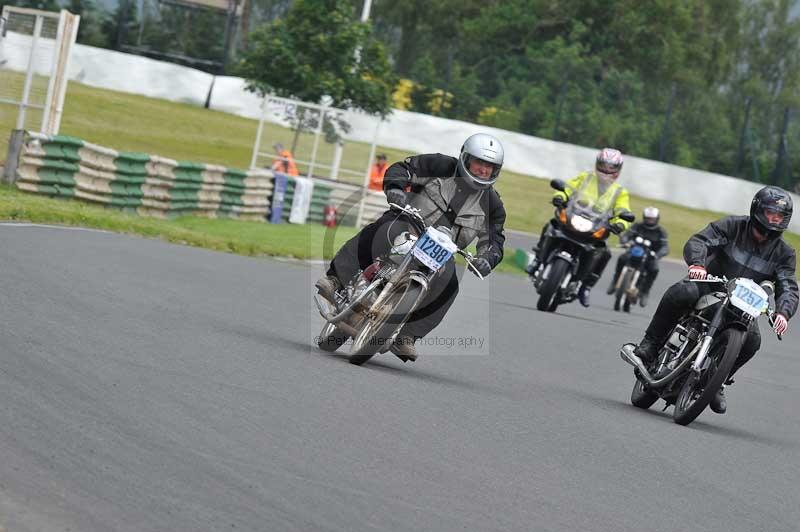 Mallory park Leicestershire;Mallory park photographs;Motorcycle action photographs;classic bikes;event digital images;eventdigitalimages;mallory park;no limits trackday;peter wileman photography;vintage bikes;vintage motorcycles;vmcc festival 1000 bikes