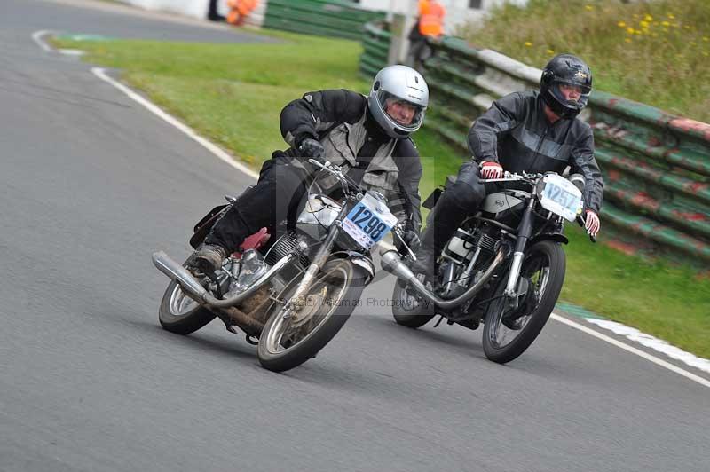 Mallory park Leicestershire;Mallory park photographs;Motorcycle action photographs;classic bikes;event digital images;eventdigitalimages;mallory park;no limits trackday;peter wileman photography;vintage bikes;vintage motorcycles;vmcc festival 1000 bikes