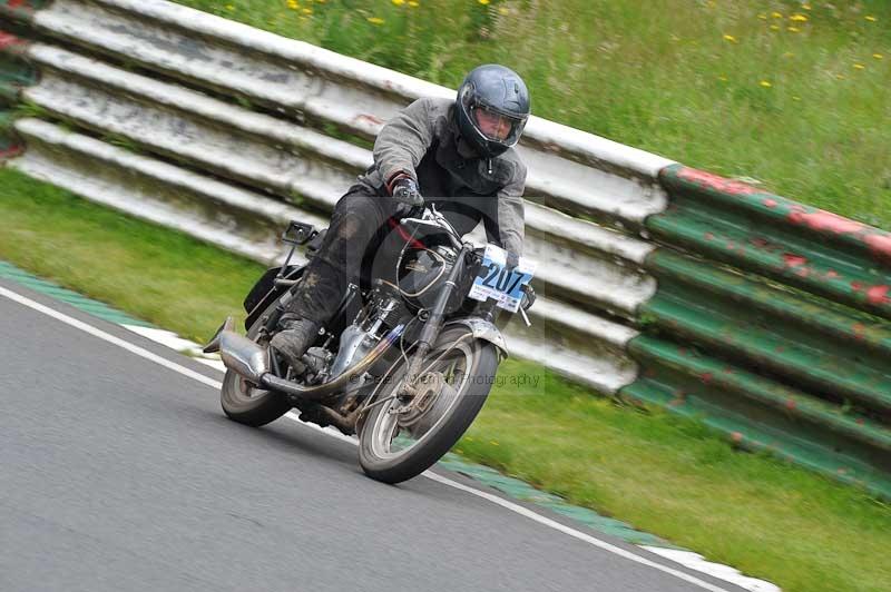 Mallory park Leicestershire;Mallory park photographs;Motorcycle action photographs;classic bikes;event digital images;eventdigitalimages;mallory park;no limits trackday;peter wileman photography;vintage bikes;vintage motorcycles;vmcc festival 1000 bikes