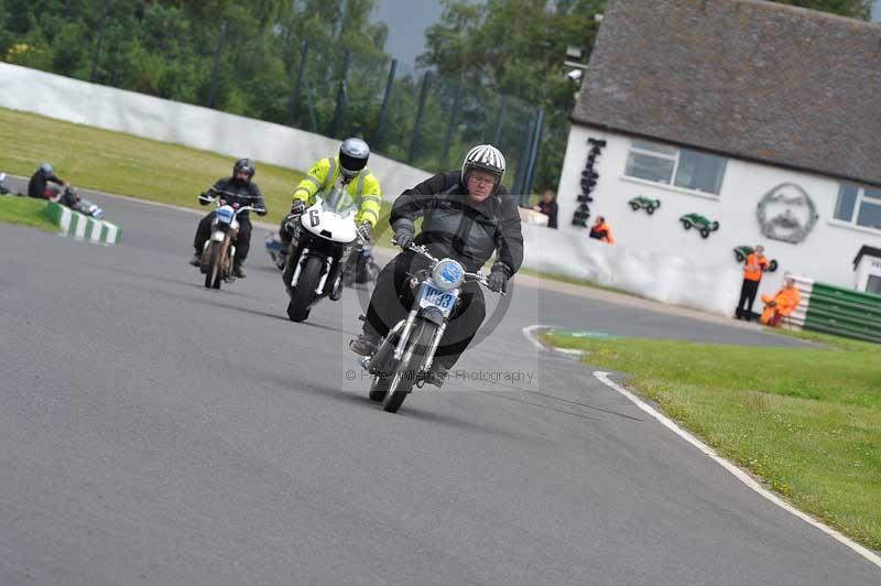 Mallory park Leicestershire;Mallory park photographs;Motorcycle action photographs;classic bikes;event digital images;eventdigitalimages;mallory park;no limits trackday;peter wileman photography;vintage bikes;vintage motorcycles;vmcc festival 1000 bikes
