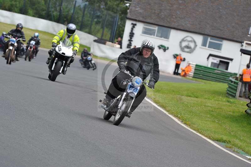 Mallory park Leicestershire;Mallory park photographs;Motorcycle action photographs;classic bikes;event digital images;eventdigitalimages;mallory park;no limits trackday;peter wileman photography;vintage bikes;vintage motorcycles;vmcc festival 1000 bikes