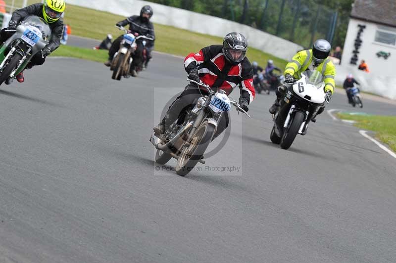 Mallory park Leicestershire;Mallory park photographs;Motorcycle action photographs;classic bikes;event digital images;eventdigitalimages;mallory park;no limits trackday;peter wileman photography;vintage bikes;vintage motorcycles;vmcc festival 1000 bikes