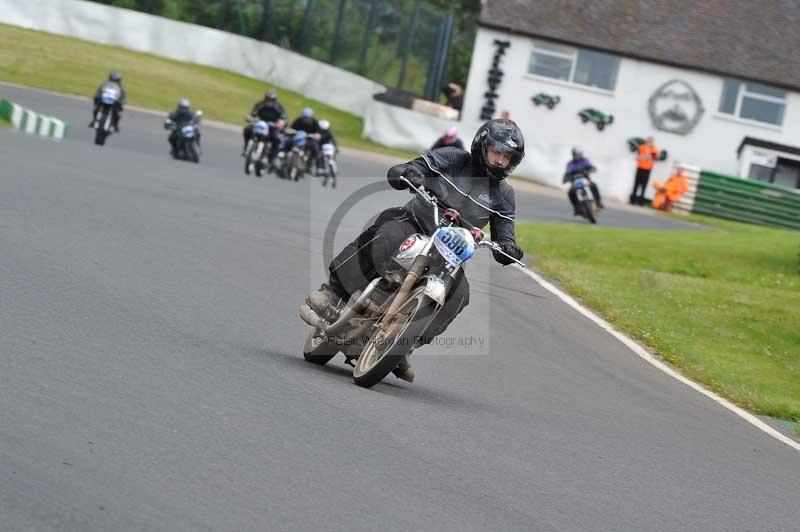Mallory park Leicestershire;Mallory park photographs;Motorcycle action photographs;classic bikes;event digital images;eventdigitalimages;mallory park;no limits trackday;peter wileman photography;vintage bikes;vintage motorcycles;vmcc festival 1000 bikes