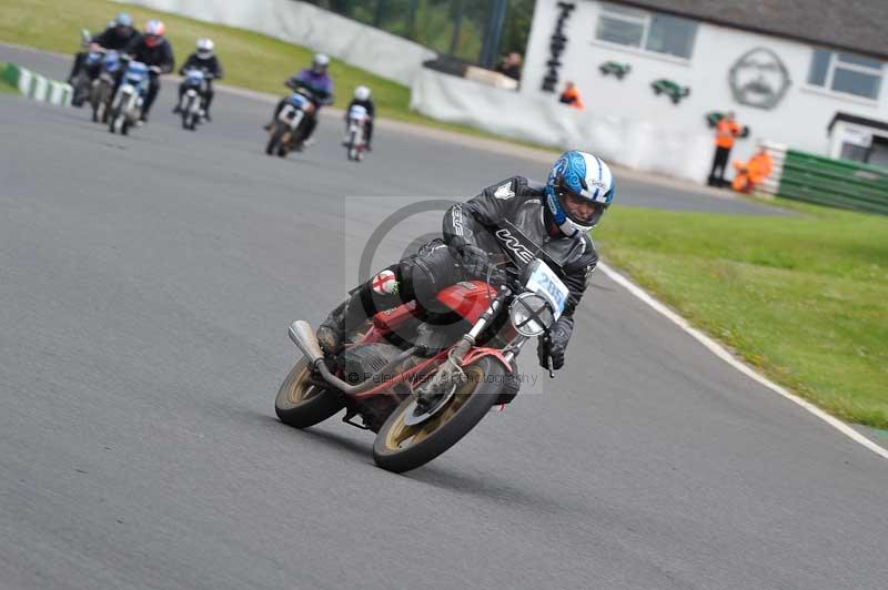 Mallory park Leicestershire;Mallory park photographs;Motorcycle action photographs;classic bikes;event digital images;eventdigitalimages;mallory park;no limits trackday;peter wileman photography;vintage bikes;vintage motorcycles;vmcc festival 1000 bikes
