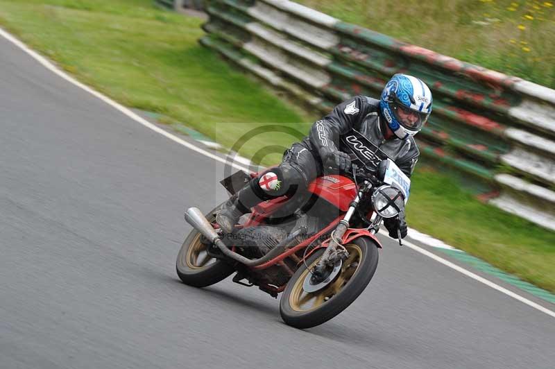 Mallory park Leicestershire;Mallory park photographs;Motorcycle action photographs;classic bikes;event digital images;eventdigitalimages;mallory park;no limits trackday;peter wileman photography;vintage bikes;vintage motorcycles;vmcc festival 1000 bikes