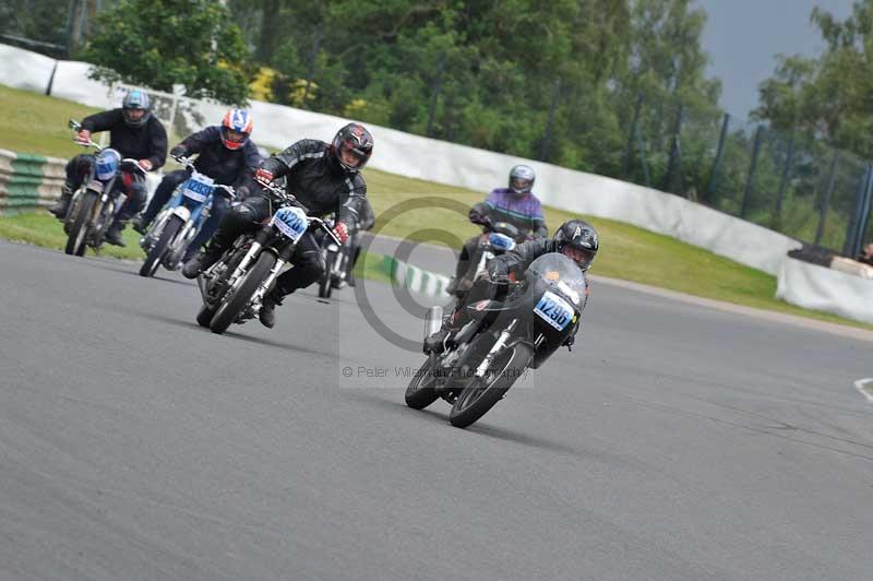 Mallory park Leicestershire;Mallory park photographs;Motorcycle action photographs;classic bikes;event digital images;eventdigitalimages;mallory park;no limits trackday;peter wileman photography;vintage bikes;vintage motorcycles;vmcc festival 1000 bikes