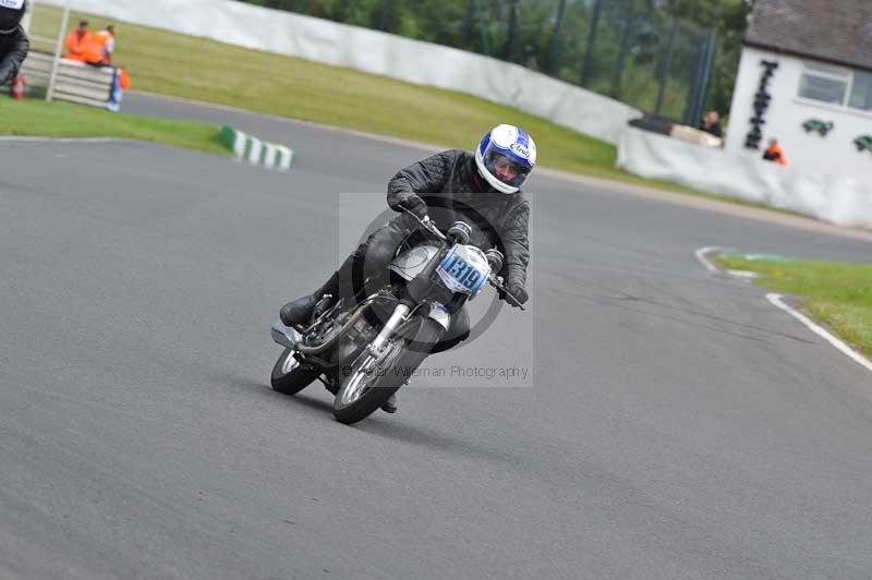 Mallory park Leicestershire;Mallory park photographs;Motorcycle action photographs;classic bikes;event digital images;eventdigitalimages;mallory park;no limits trackday;peter wileman photography;vintage bikes;vintage motorcycles;vmcc festival 1000 bikes